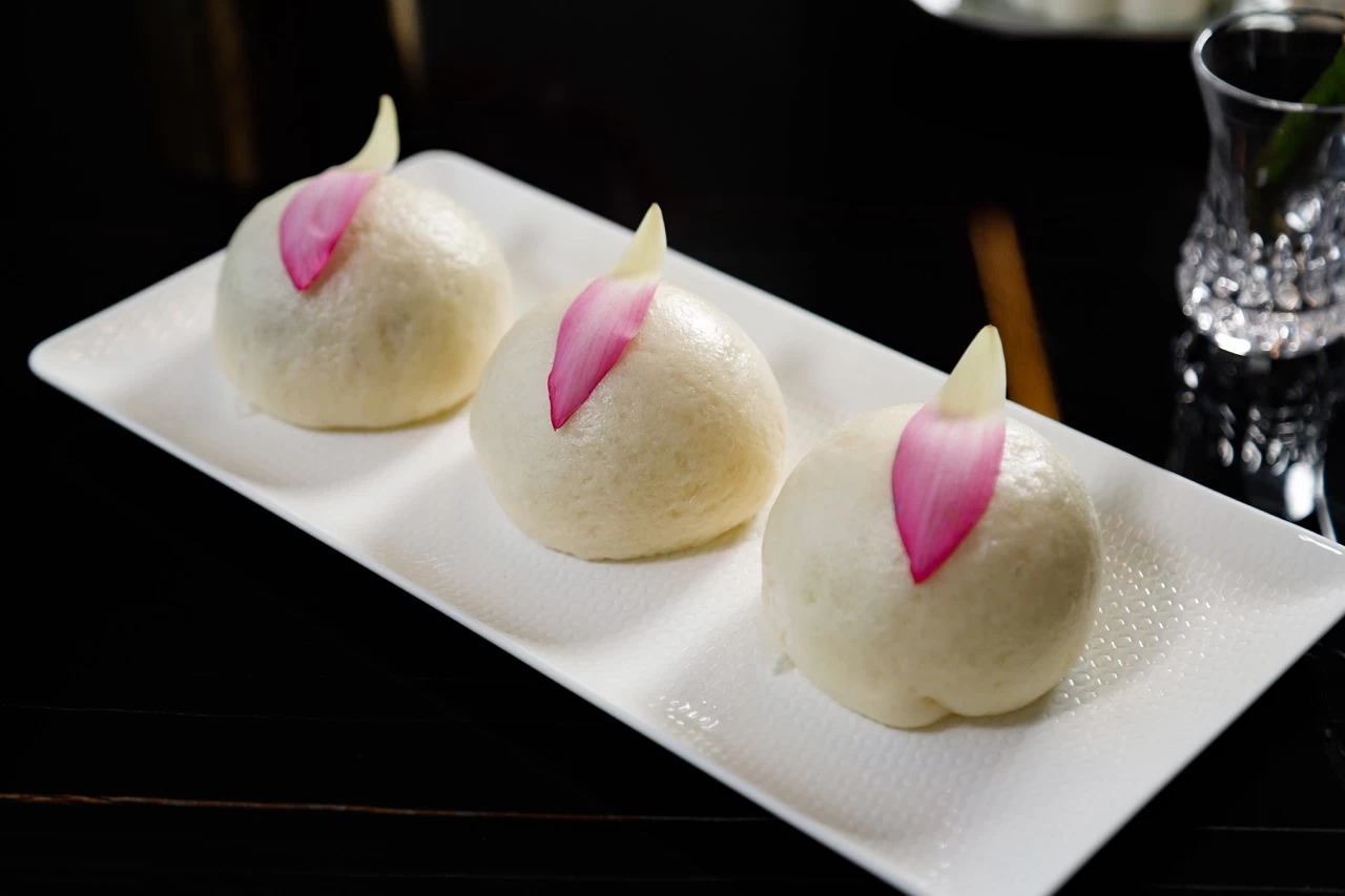 BÁNH BAO NHÂN SEN TÁO ĐỎ