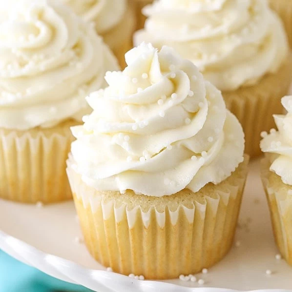 BÁNH CUPCAKE KEM TƯƠI