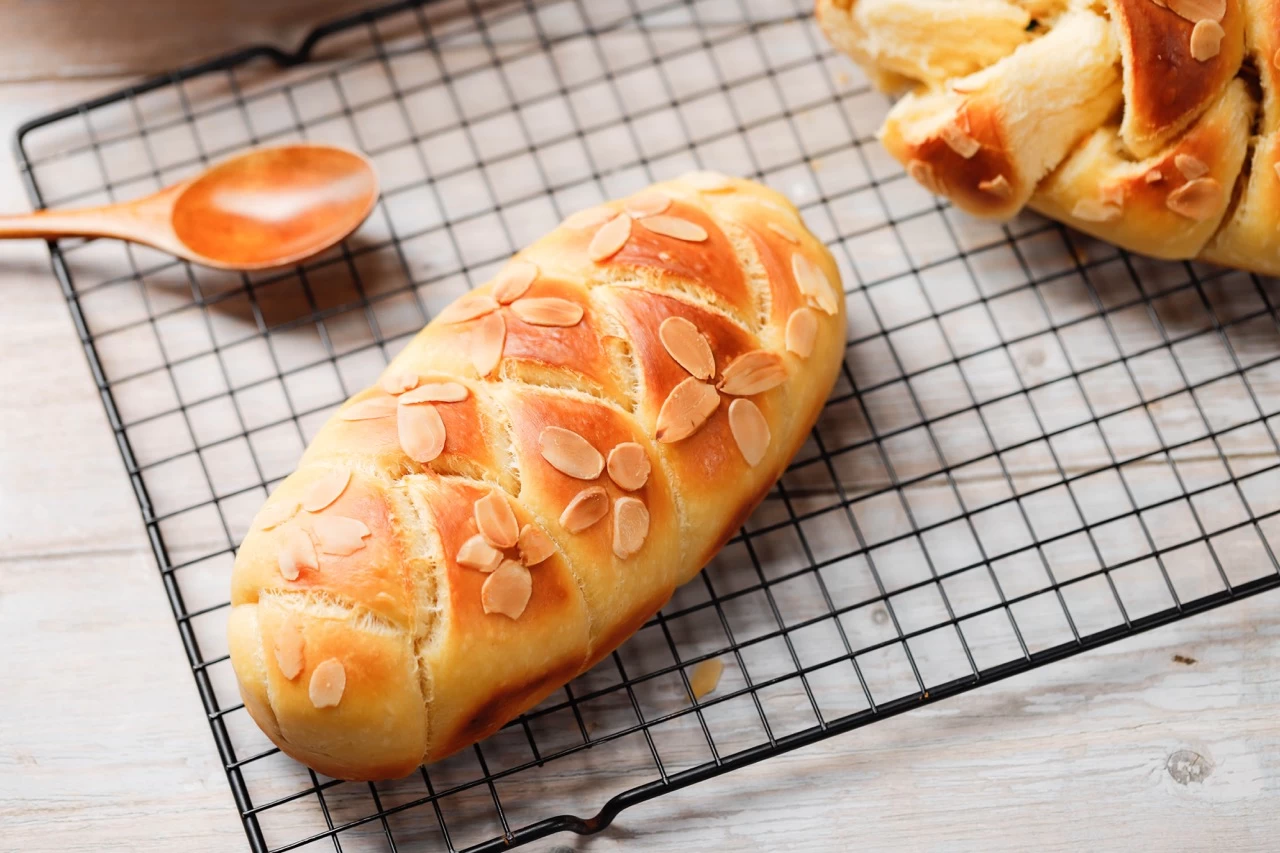 BÁNH MÌ HOA CÚC (men tự nhiên)