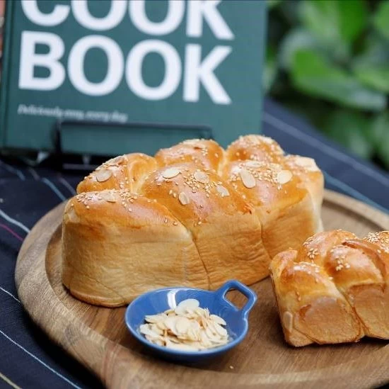BÁNH MÌ HOA CÚC
