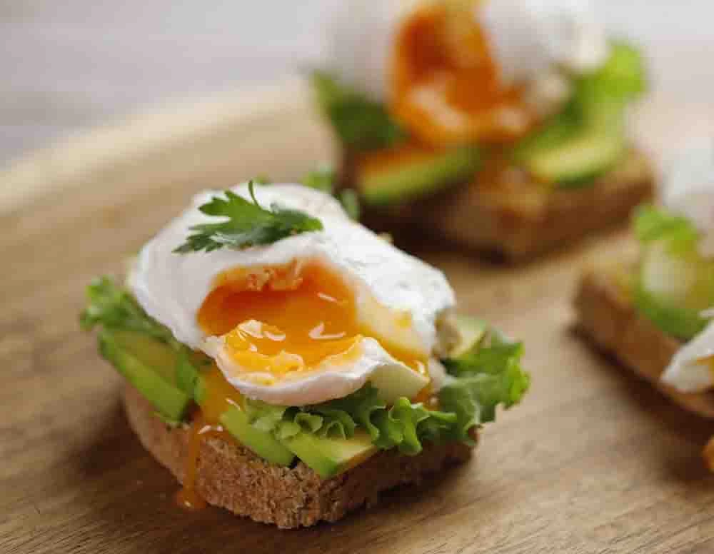 BÁNH MÌ NGUYÊN CÁM, LƯỜN GÀ SỐT MẬT ONG, TRỨNG CHẦN