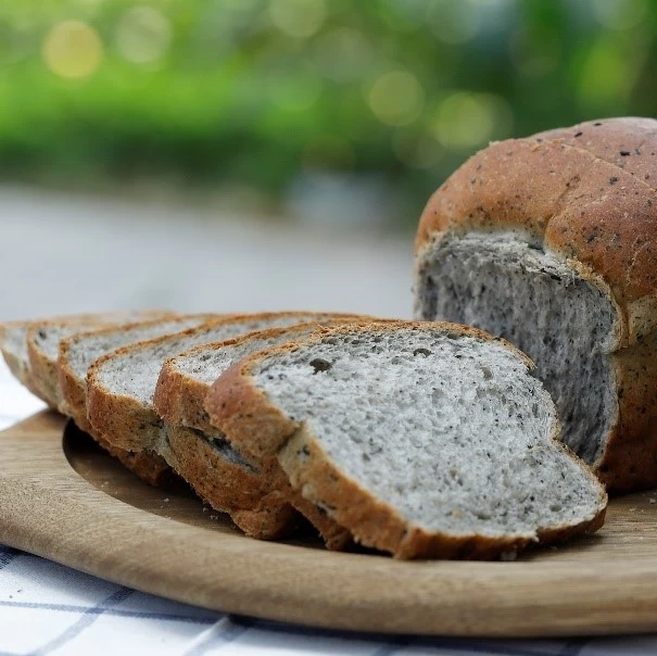 BÁNH MÌ NGUYÊN CÁM MÈ ĐEN