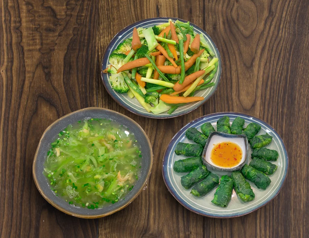 CANH BẦU NẤU TÔM, CHẢ CÁ THÁC LÁC CUỘN CẢI XANH, RAU CỦ HẤP