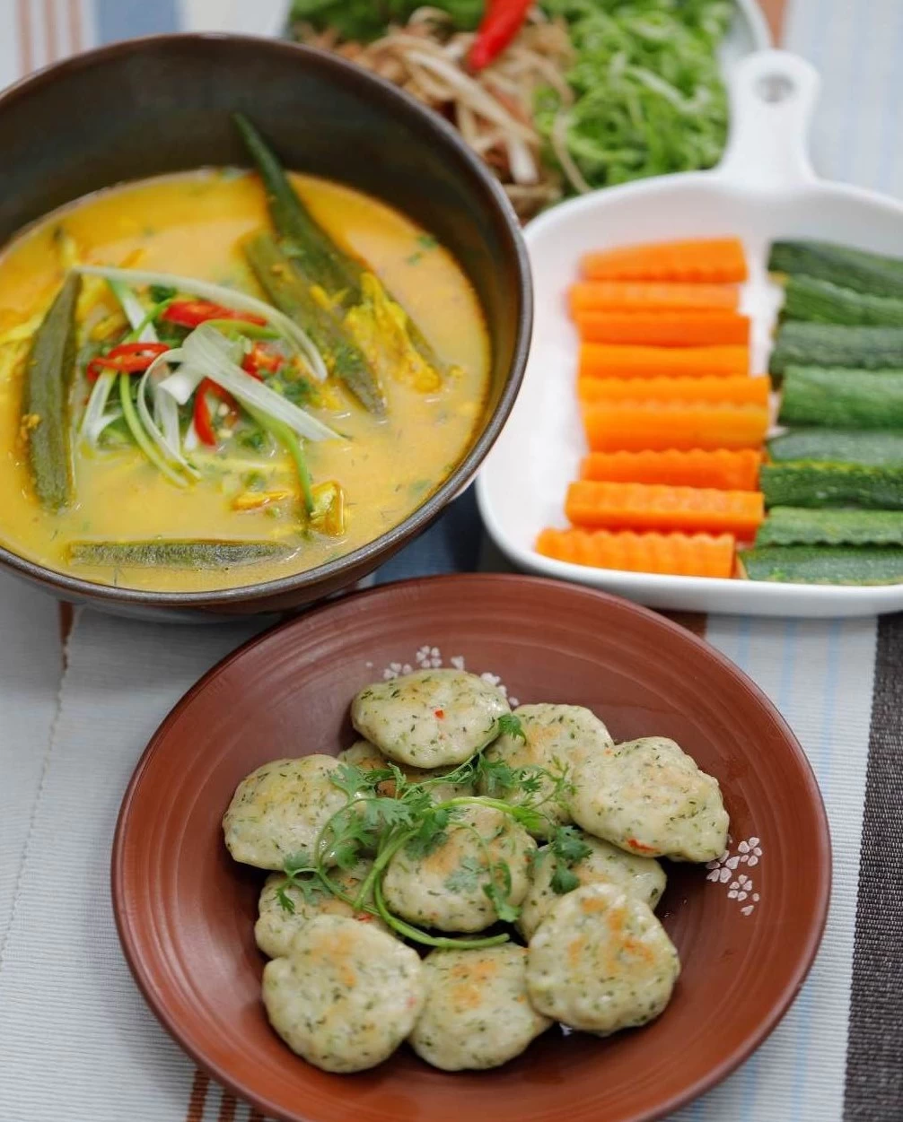 CANH CHUA CÁ HỒI – CHẢ CÁ THÁT LÁT – RAU CỦ HẤP
