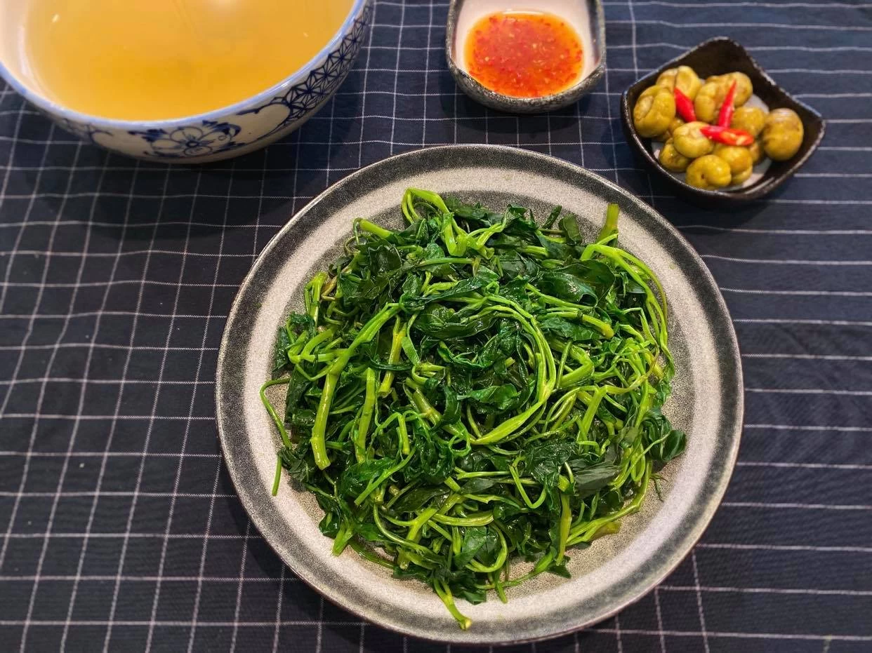 CANH RAU MUỐNG LUỘC