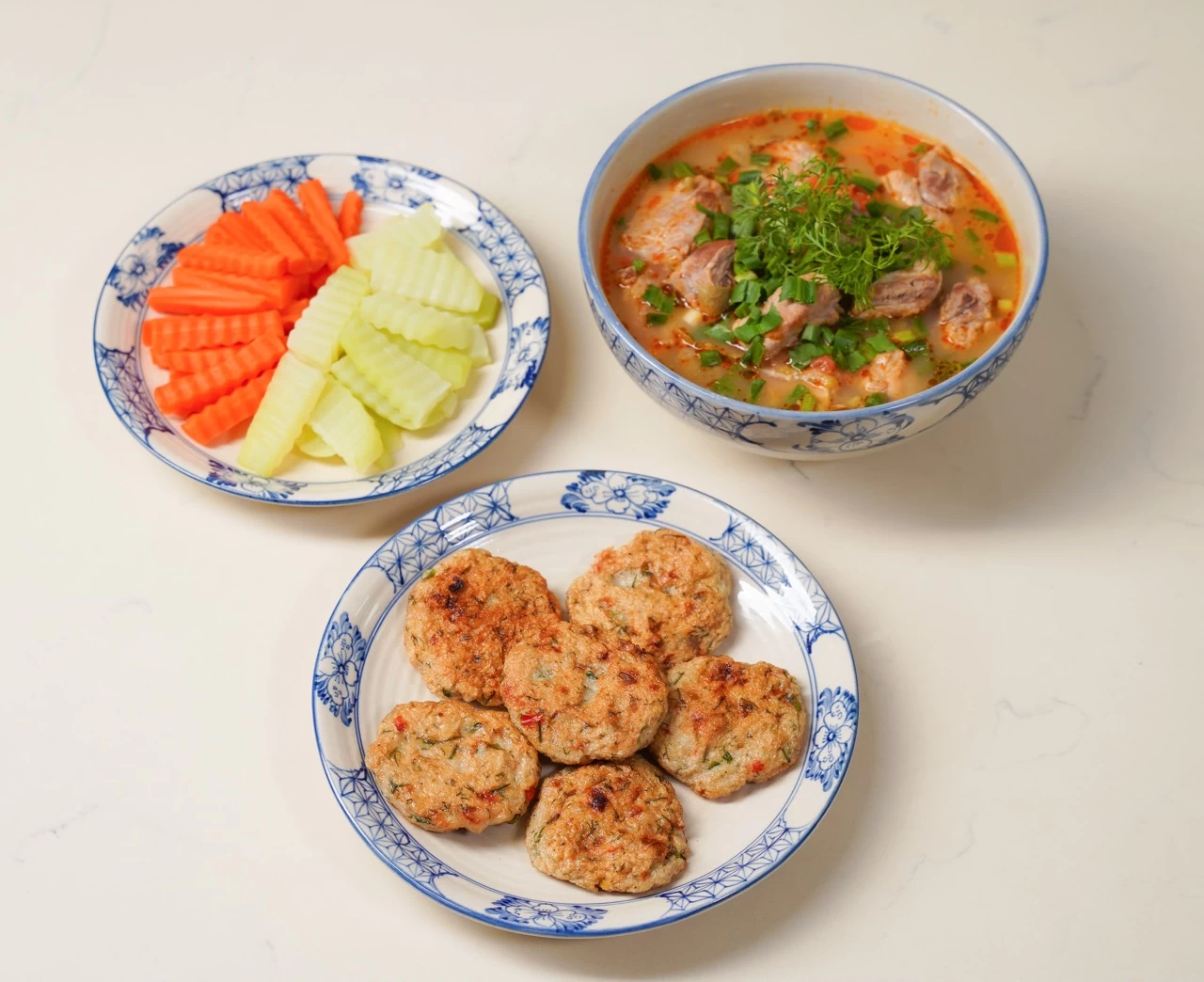CANH SƯỜN NẤU CHUA - CHẢ CÁ THÁC LÁC - RAU CỦ HẤP