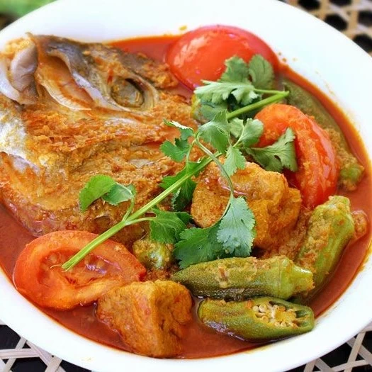 ĐẦU CÁ KHO GỪNG VÀ HÀNH LÁ