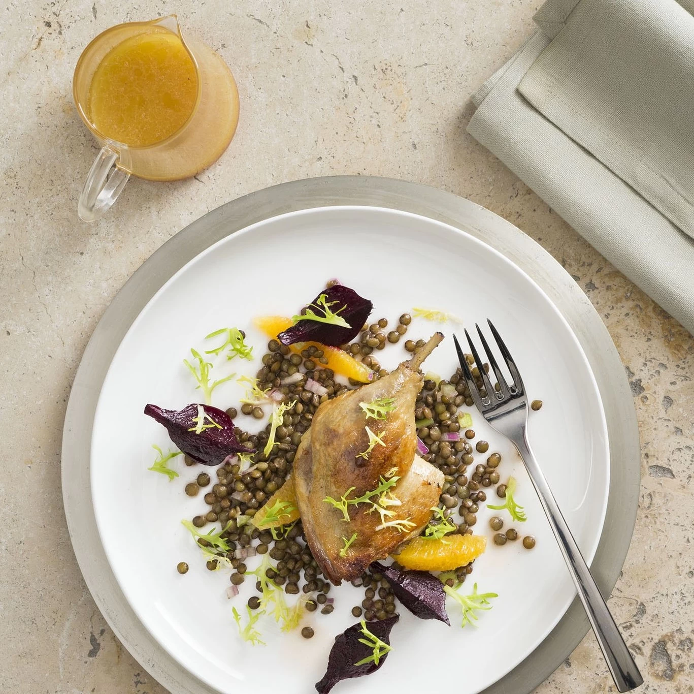 ĐÙI VỊT CONFIT VỚI SALAD ĐẬU LĂNG SỐT CAM