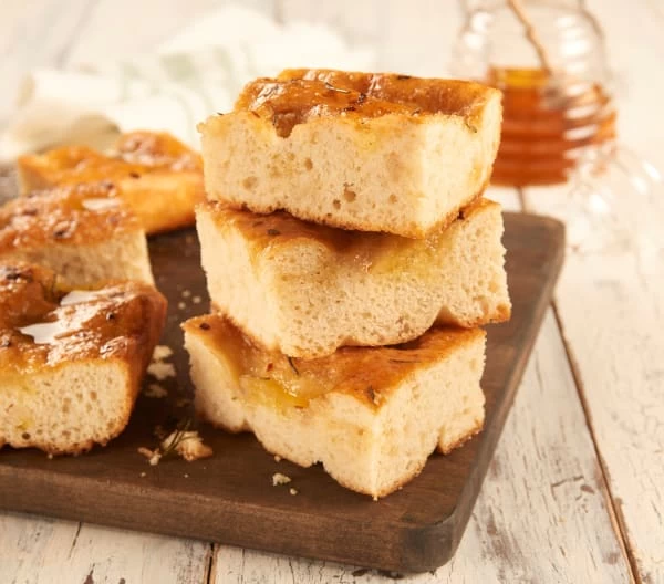 FOCACCIA VỚI LÁ HƯƠNG THẢO VÀ MẬT ONG