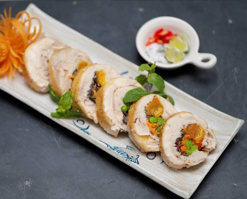 GÀ CUỘN TRỨNG MUỐI