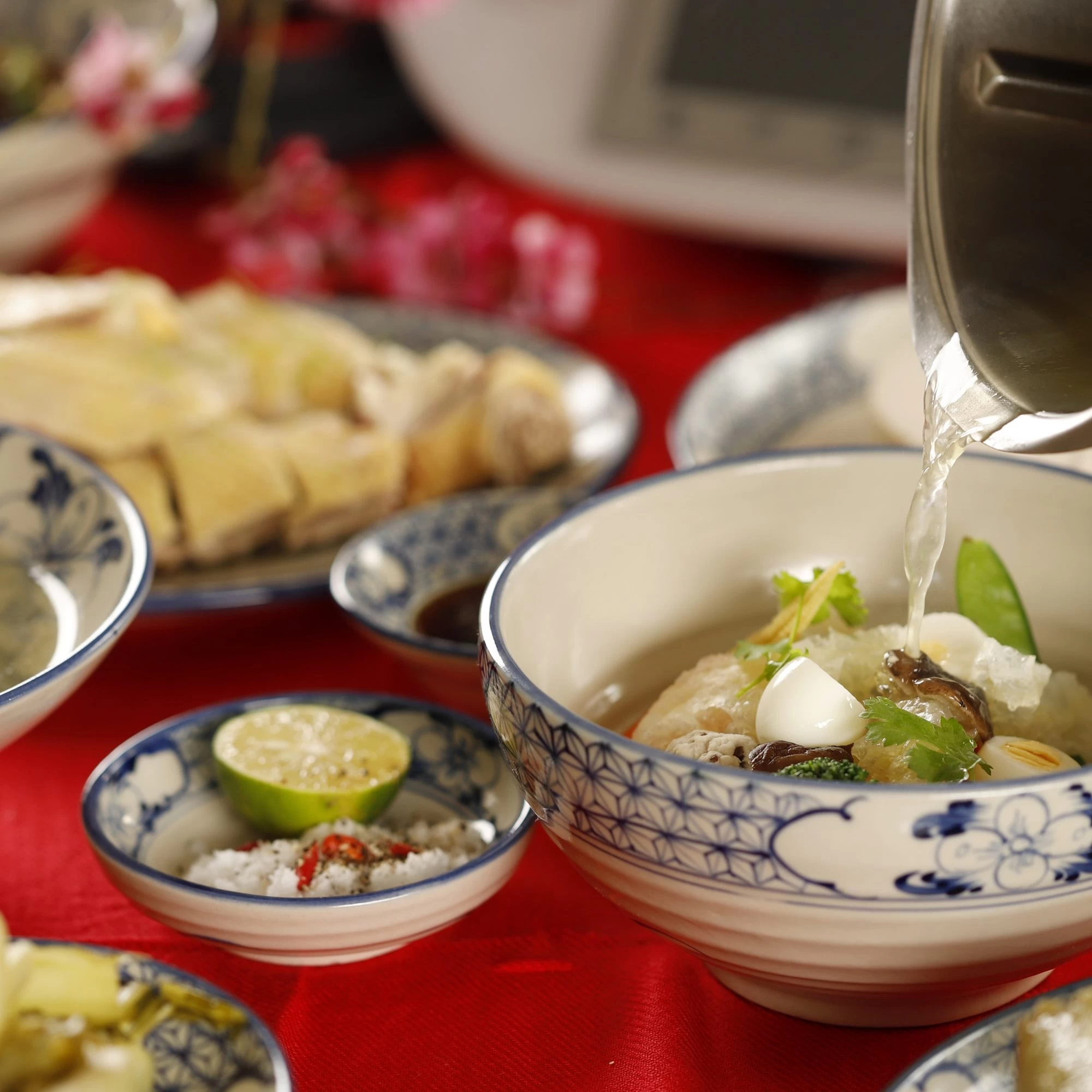 GÀ HẤP LÁ CHANH – CANH BÓNG THẢ - XÔI GẤC
