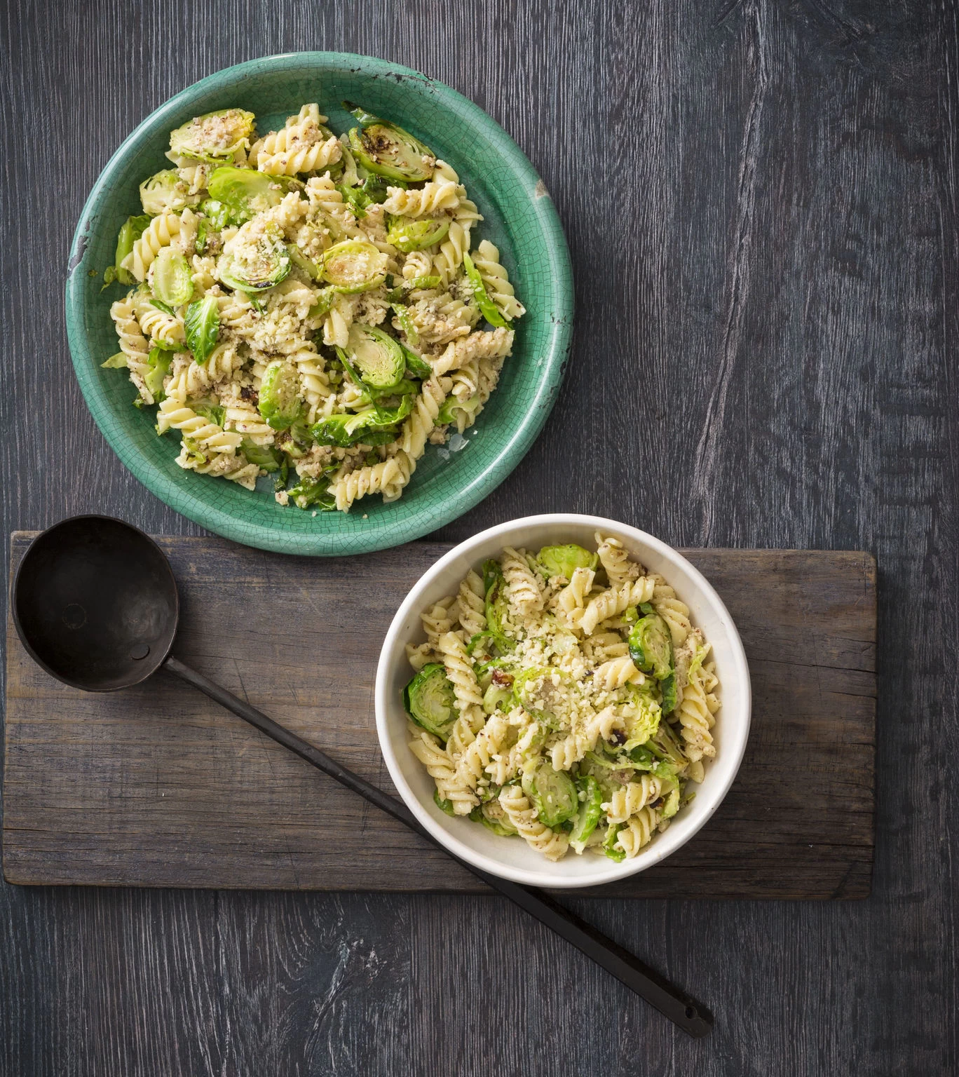 MÌ PASTA VỚI CẢI BRUSSELS SỐT HẠT PHỈ