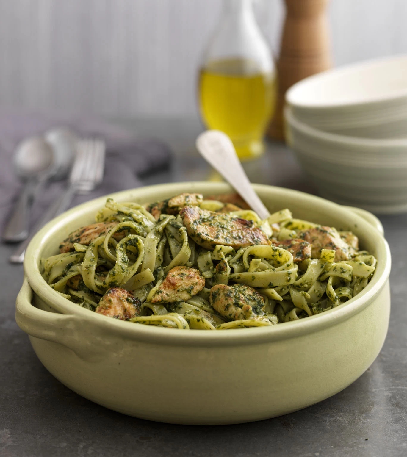 MÌ Ý VỚI GÀ VÀ SỐT PESTO RAU CHÂN VỊT HẠNH NHÂN