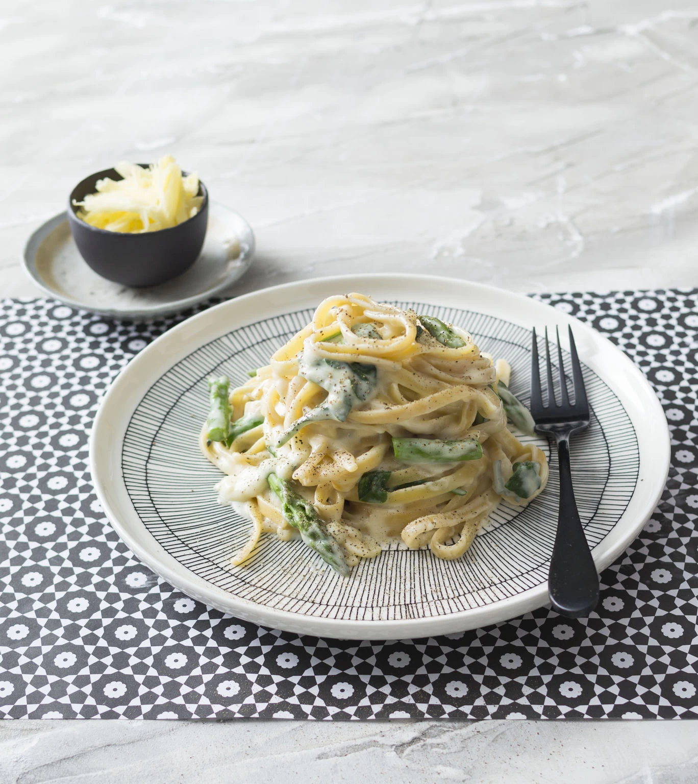 MỲ PASTA KEM SÚP LƠ XANH VÀ PHÔ MAI
