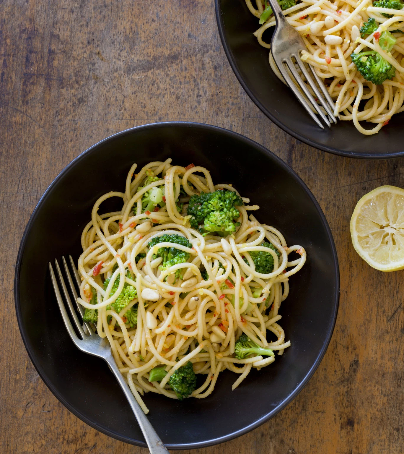 MỲ SPAGHETTI CAY SÚP LƠ XANH VÀ HẠT THÔNG