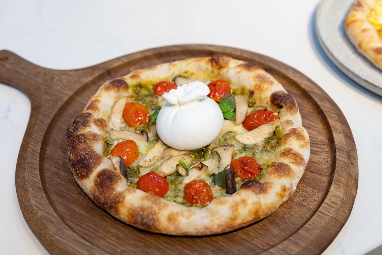 PIZZA CHAY SỐT PESTO HẠT DẺ CƯỜI