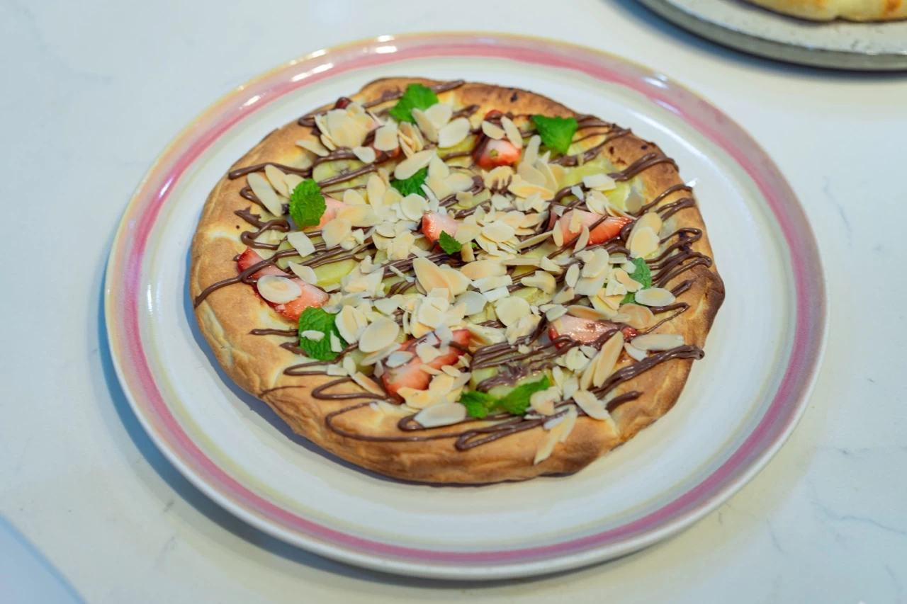 PIZZA SỐT CUSTARD CHUỐI VÀ SỐT NUTELLA