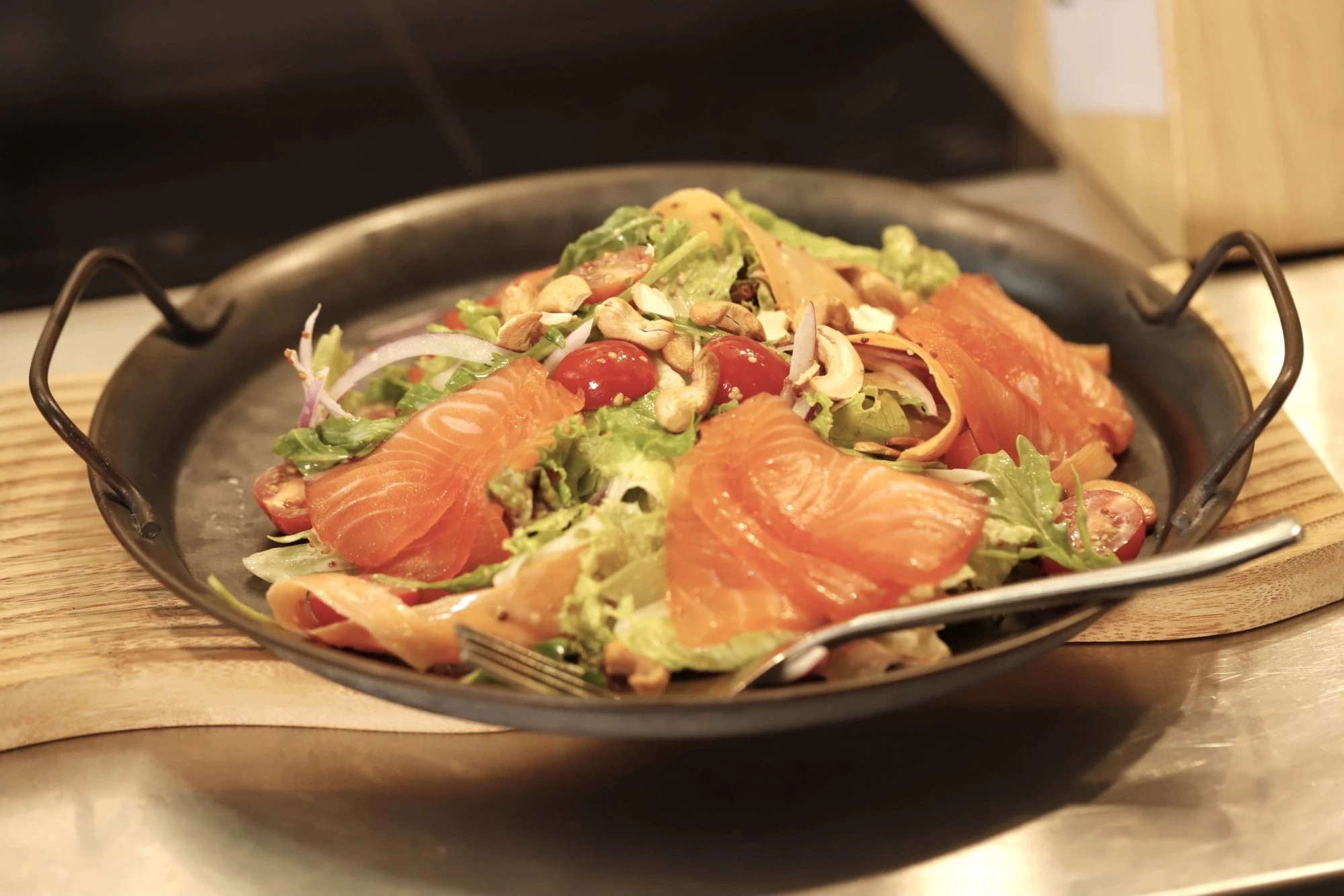 SALAD CÁ HỒI MUỐI SỐT MÙ TẠT HẠT MẬT ONG