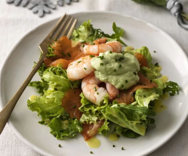 SALAD CÁ HỒI XÔNG KHÓI, BƠ VÀ TÔM