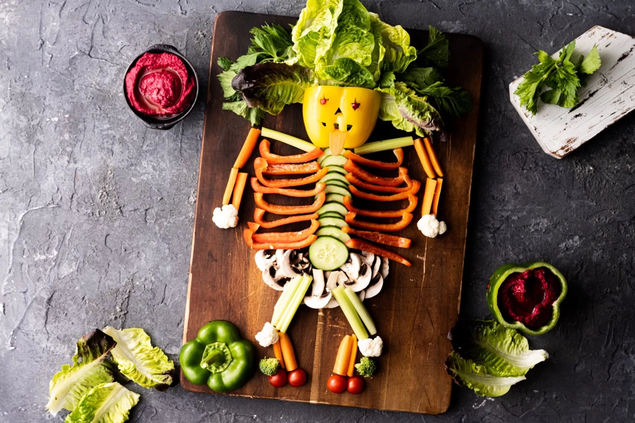 SALAD RAU CỦ BỘ XƯƠNG VỚI SỐT HUMMUS ĐẪM MÁU