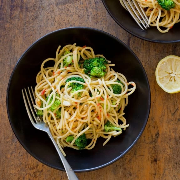 SPAGHETTI BÔNG CẢI XANH HẠT THÔNG CAY