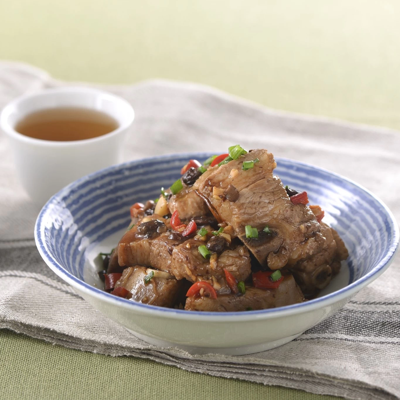 SƯỜN LỢN VỚI SỐT ĐẬU ĐEN