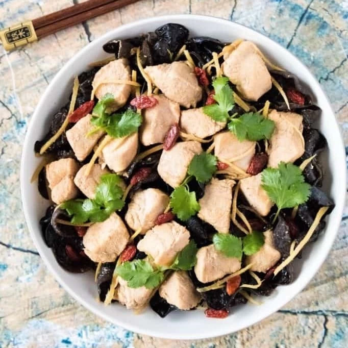 THỊT GÀ KHO GỪNG VÀ MỘC NHĨ