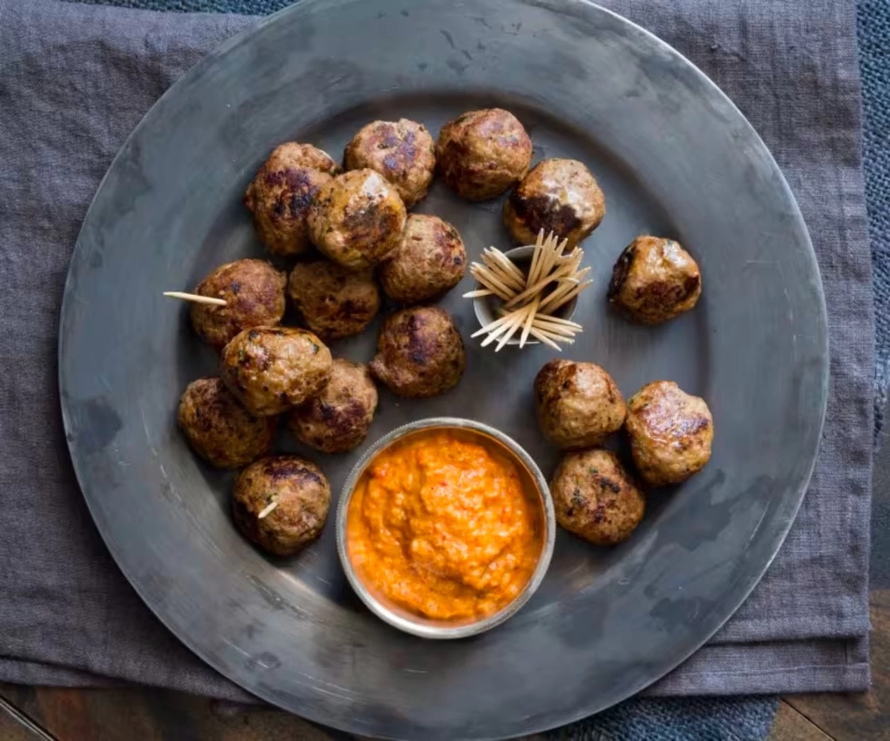 THỊT VIÊN VỚI SỐT ROMESCO