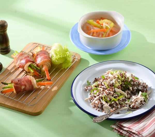 THỊT XÔNG KHÓI CUỘN THỊT GÀ, PHÔ MAI VÀ SÚP GÀ, CƠM QUINOA