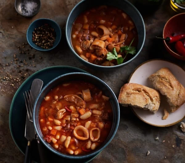 XÚC XÍCH CHORIZO VỚI MỰC HẦM VÀ ĐẬU BƠ